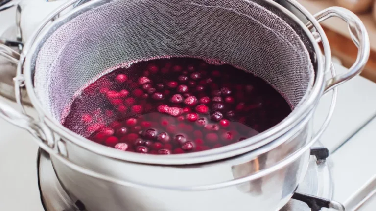 Фото блюда: Голубичный морс как в детстве: яркий вкус и чистый ягодный цвет