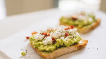 Фото блюда: Горячие тосты с козьим сыром и авокадо
