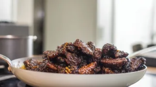 Фото рецепта: Говядина в медово соевом соусе с насыщенным вкусом и ароматной глазурью