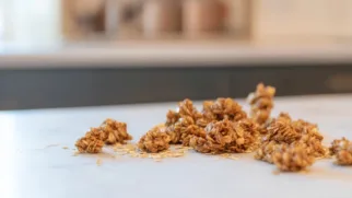 Фото рецепта: Пряная гранола с корицей и имбирем