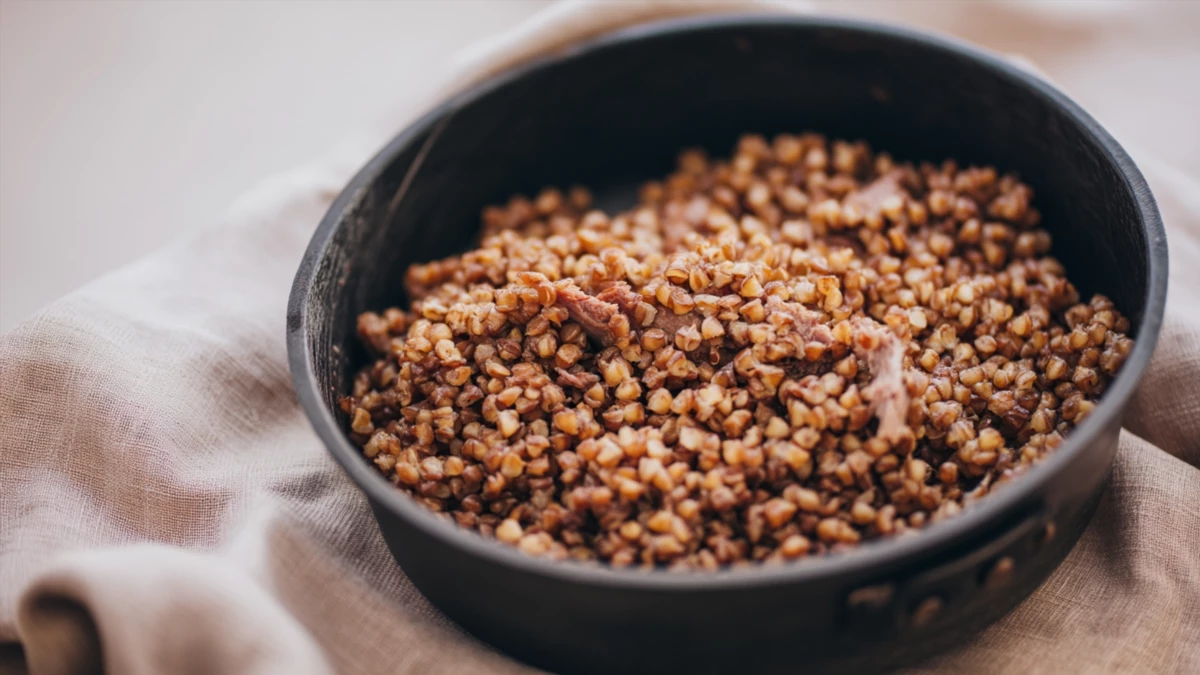 Фото блюда: Гречка с копченой грудинкой: сытный ужин с дымком за полчаса