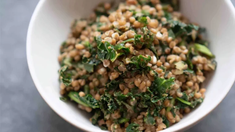 Фото блюда: Гречка с кудрявой капустой: полезный ужин за 30 минут