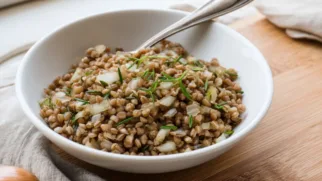 Фото рецепта: Рецепт гречки с тархуном и луком