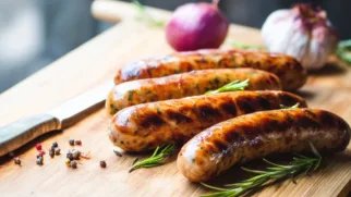 Фото рецепта: Гриль колбаски в маринаде с луковым порошком