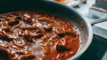 Фото рецепта Гуляш с маринованными огурцами – пикантный и насыщенный вкус