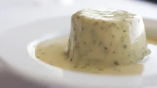 Фото рецепта: Гусиная печень в сливочном прованском соусе — рецепт с калорийностью и пошаговым описанием