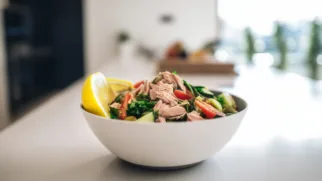 Фото рецепта: Израильский салат с тунцом: свежий обед за 15 минут