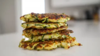 Фото рецепта: Кабачковые котлеты с пармезаном: румяная корочка и нежная серединка