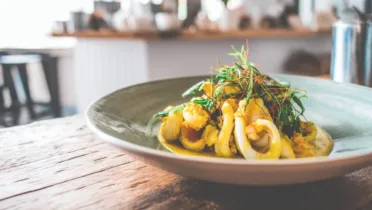 Фото рецепта Кальмар карри в кокосовом соусе: ресторанный вкус за 25 минут