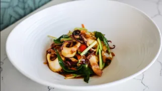 Фото рецепта: Кальмар с овощами в воке – Как приготовить калорийное блюдо с морепродуктами