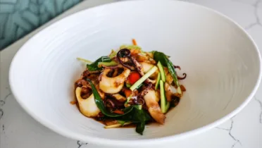 Фото блюда: Кальмар с овощами в воке – Как приготовить калорийное блюдо с морепродуктами