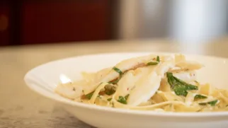 Фото рецепта: Камбала с пастой и сливочным соусом — Рецепт с подробным описанием