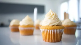 Фото рецепта: Ванильные капкейки с нежным кремом: пышные, ароматные, как из кондитерской