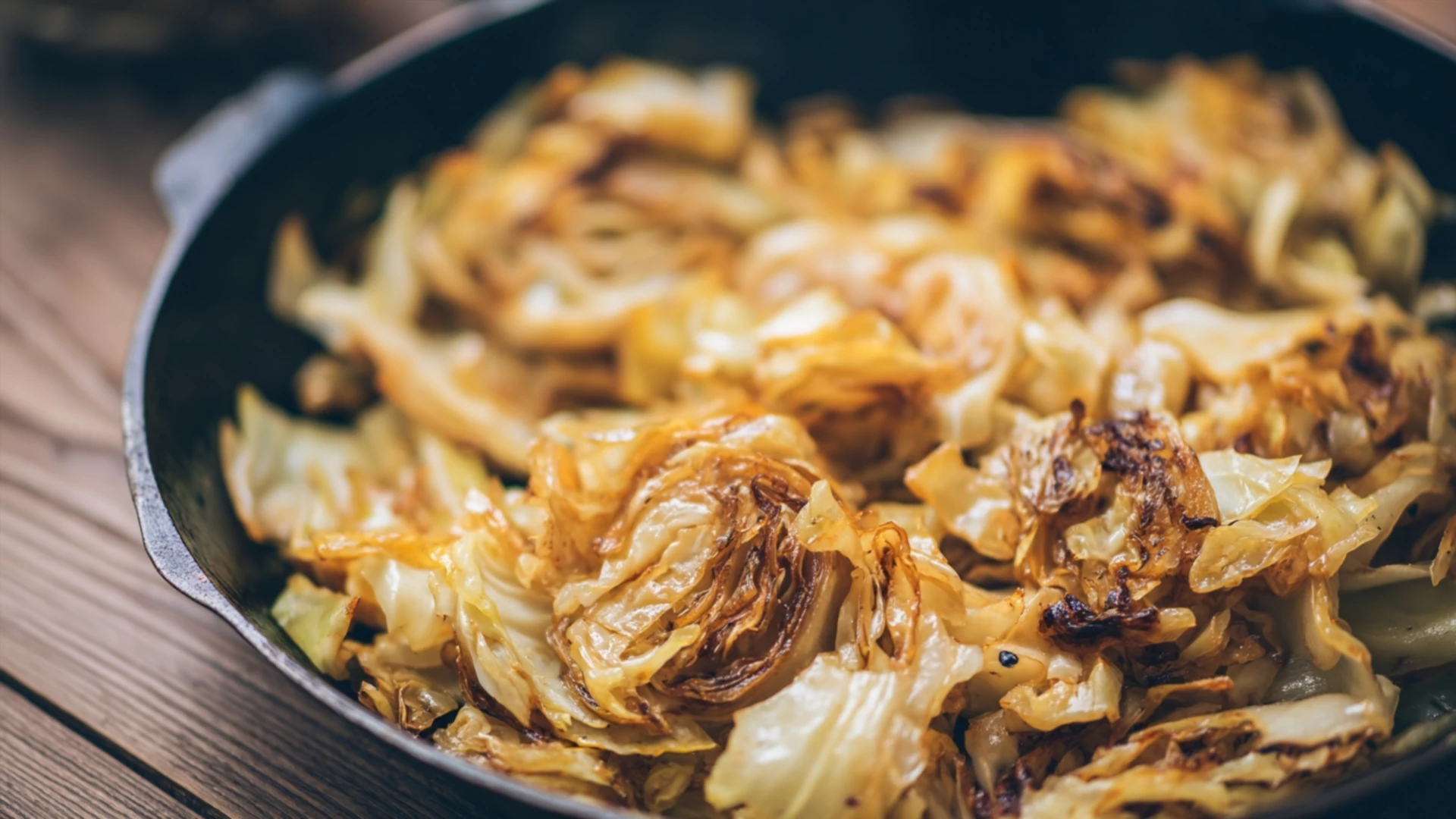 Фото блюда: Ароматная жареная капуста с чесноком для быстрого ужина