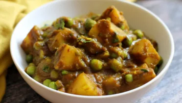 Фото блюда: Карри из картофеля и гороха – пикантное сочетание для уютного ужина