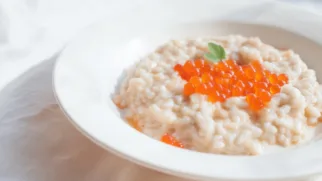 Фото рецепта: Нежная рисовая каша с морошкой для уютного завтрака