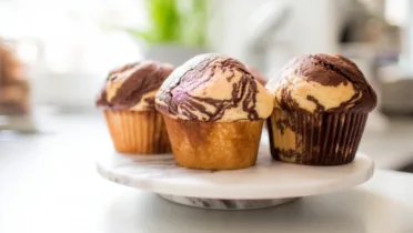 Фото рецепта Мраморные кексы с нежным шоколадным узором и мягким мякишем