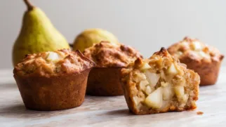 Фото рецепта: Кексы с грушей и медом: ароматная выпечка за 30 минут