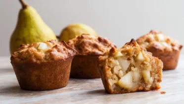 Фото блюда: Кексы с грушей и медом: ароматная выпечка за 30 минут