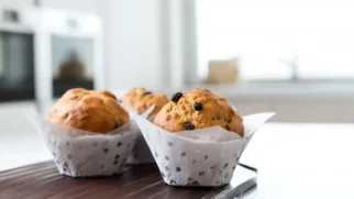 Фото рецепта: Кексы с изюмом на пекарском порошке: пышные и нежные как в пекарне