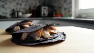 Фото рецепта: Кесадилья неро с курицей и сыром