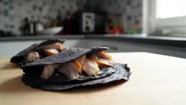 Фото блюда: Кесадилья неро с курицей и сыром