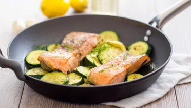 Фото рецепта Кижуч с цукини на сковороде сочный рыбный ужин за полчаса