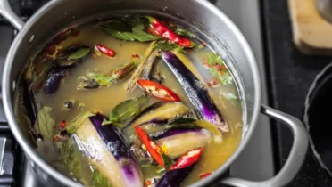 Фото блюда: Кокосовый суп с баклажанами и лимонной травой