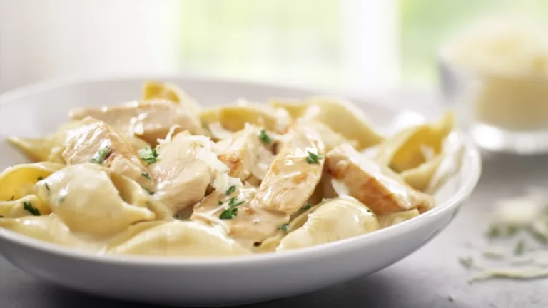 Фото блюда: Конкилье альфредо с курицей: сливочная паста как в ресторане за 30 минут