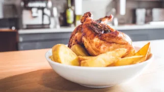 Фото рецепта: Копченая курица с картофельными дольками – вкусное и сытное блюдо для всей семьи