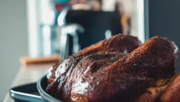 Фото рецепта Копченые куриные бедра с ольховым дымом