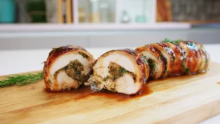 Фото рецепта: Копченые куриные рулетики с травами и дымным соусом