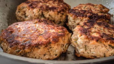 Фото рецепта Сочные котлеты из индейки с хлебной крошкой: нежные внутри и с румяной корочкой