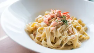 Фото рецепта: Нежная крем паста с крабовым мясом для уютного ужина