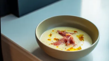 Фото блюда: Нежный крем суп из кукурузы с копченой уткой для сытного обеда