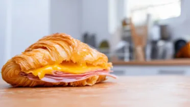 Фото рецепта Круассан с ветчиной и сыром который покоряет с первого укуса