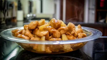 Фото блюда: Курица с ананасом в соевом соусе – сочные кусочки курицы с ананасами в карамельном соусе