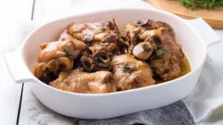 Фото рецепта: Курица тушеная с маринованными опятами