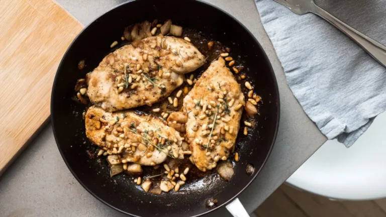 Фото блюда: Курица в сливочном соусе с кедровыми орехами: нежный ужин на сковороде
