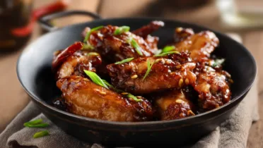 Фото рецепта Крылышки в пряном соусе с идеальной карамельной корочкой