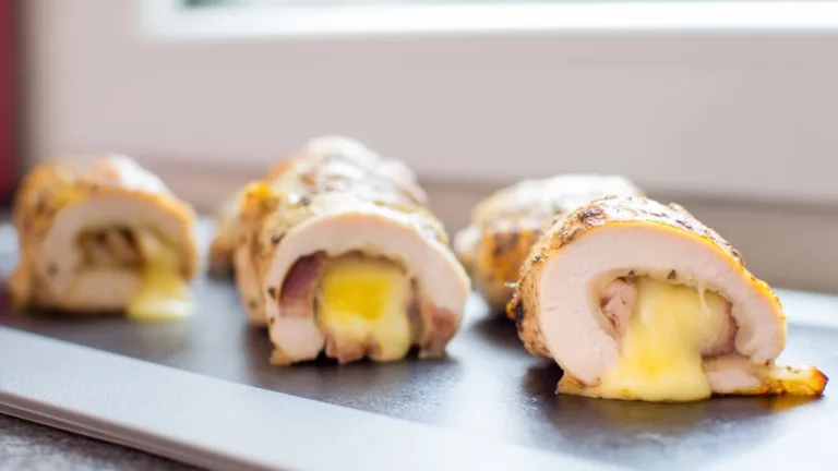 Фото блюда: Куриные рулетики с голландским сыром: сочные внутри и с тягучей начинкой