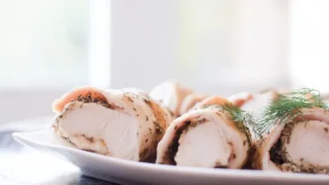 Фото блюда: Куриные рулетики с греческим йогуртом в духовке: нежно, сочно и без лишнего масла