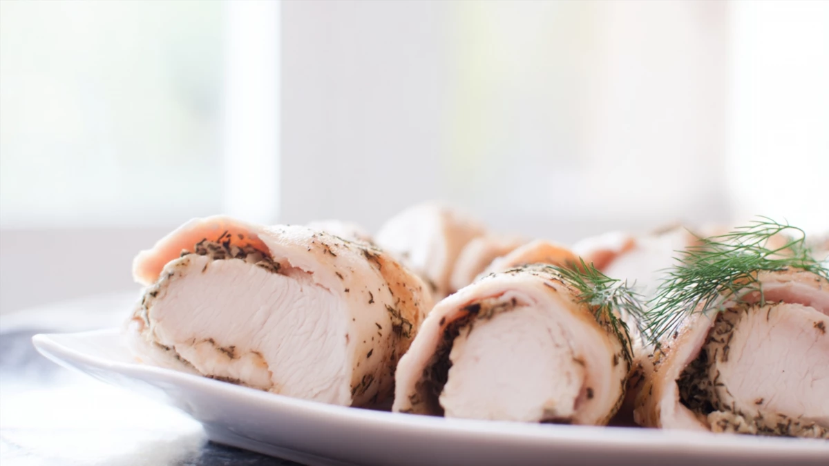 Фото блюда: Куриные рулетики с греческим йогуртом в духовке: нежно, сочно и без лишнего масла