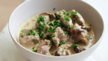 Фото рецепта Куриные желудки в сметанном соусе как сделать мягкими и нежными дома