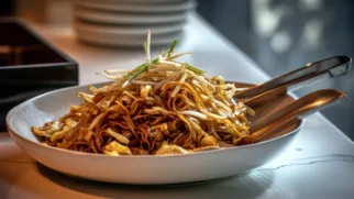 Фото рецепта: Лапша по китайски с овощами и яйцом с насыщенным соусом вок