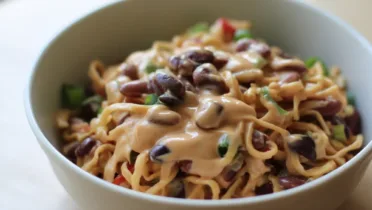 Фото рецепта Лапша с фасолью в густом арахисовом соусе с насыщенным вкусом