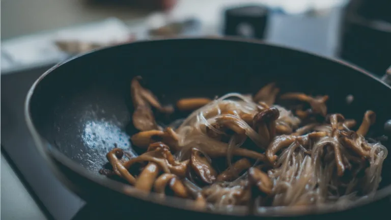 Фото рецепта: Лапша с грибами шиитаке и соевым соусом на сковороде за 20 минут