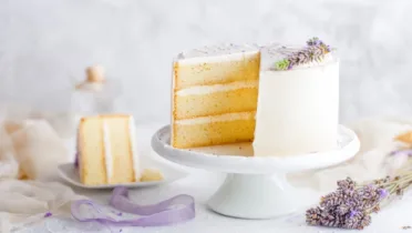 Фото рецепта Лавандовый бисквитный торт с нежным кремом и ароматом Прованса
