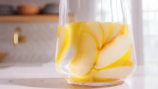 Фото рецепта: Лимонад с персиком бархатный: мягкий вкус и солнечный аромат