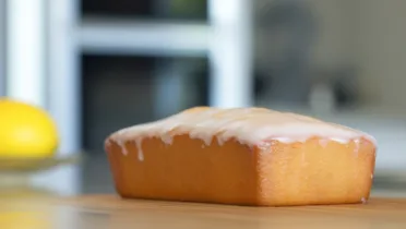 Фото блюда: Лимонный кекс с глазурью: высокий купол и яркий цитрусовый вкус